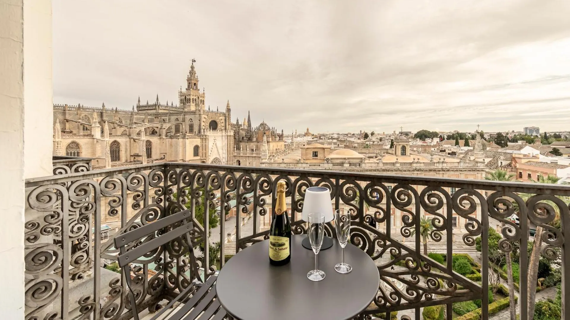Isg Apartments The Most Exclusive Apartment In Sevillaparking