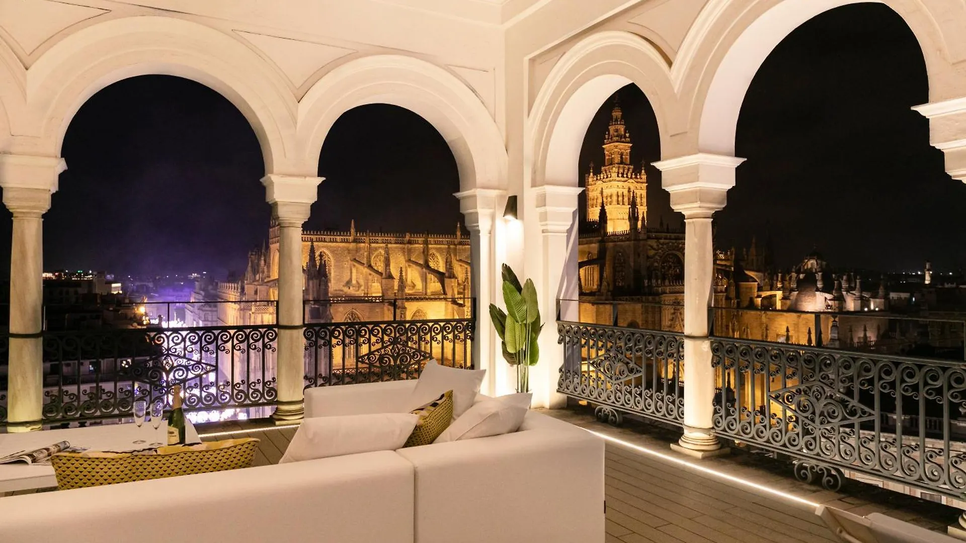 Isg Apartments The Most Exclusive Apartment In Sevillaparking  Seville