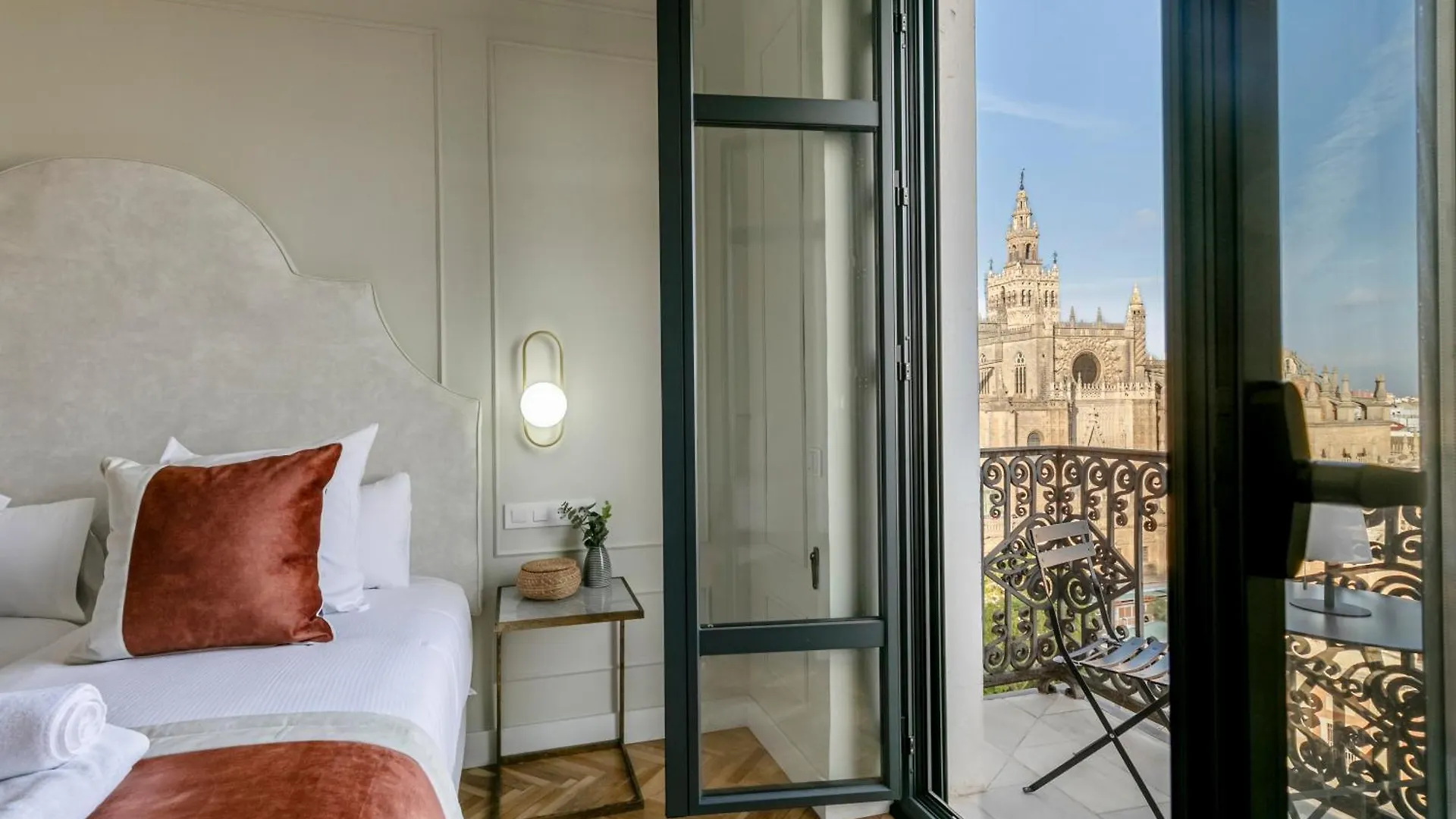 Isg Apartments The Most Exclusive Apartment In Sevillaparking  Seville
