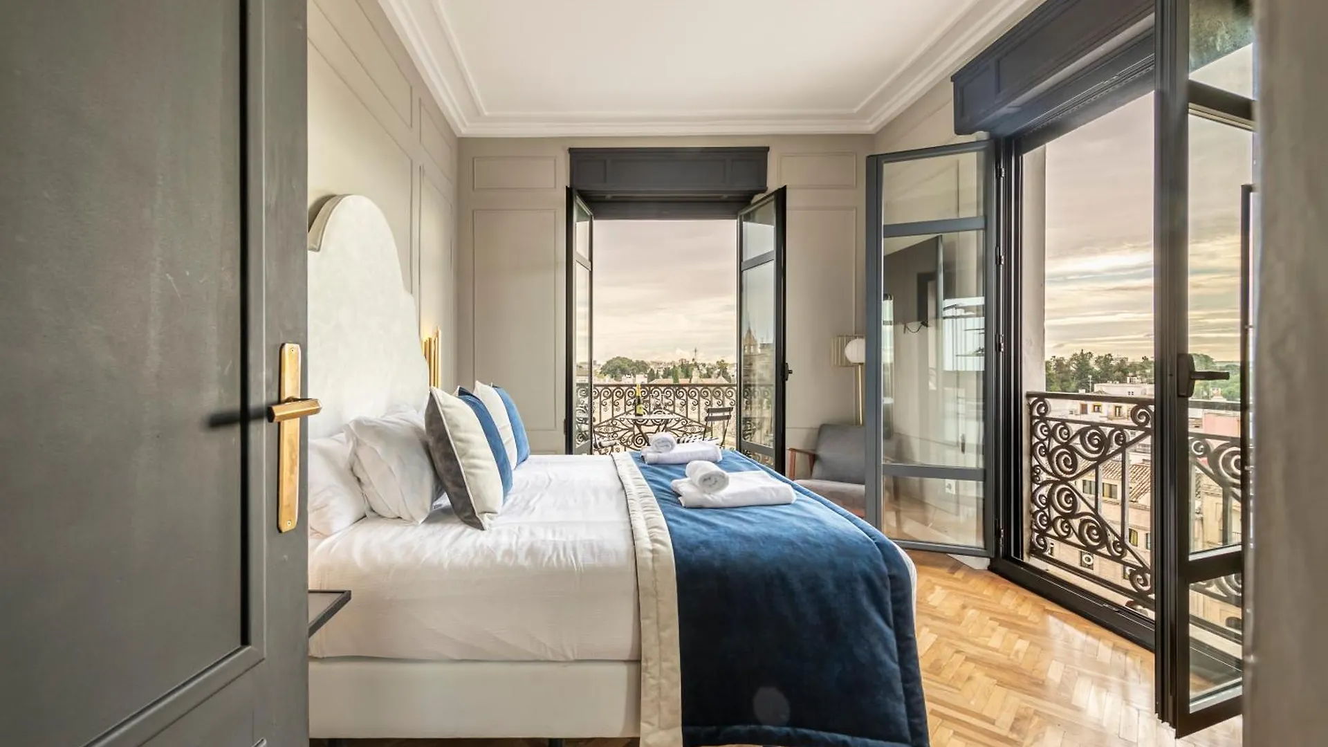 Isg Apartments The Most Exclusive Apartment In Sevillaparking  Seville