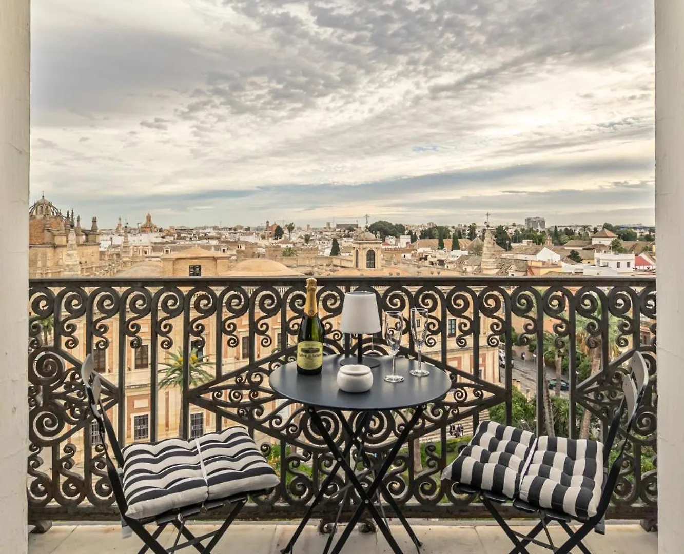 Isg Apartments The Most Exclusive Apartment In Sevillaparking 0*, Seville