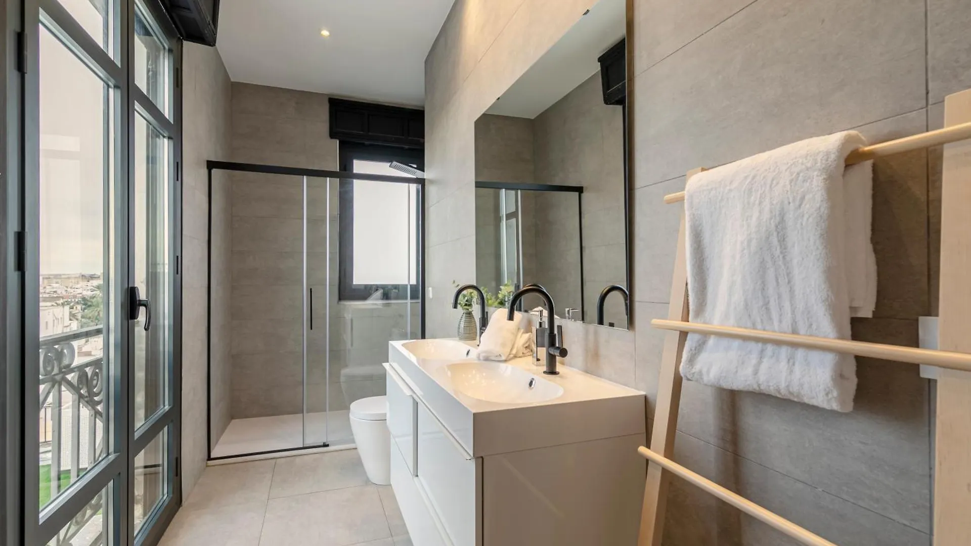 Isg Apartments The Most Exclusive Apartment In Sevillaparking 0*, Seville