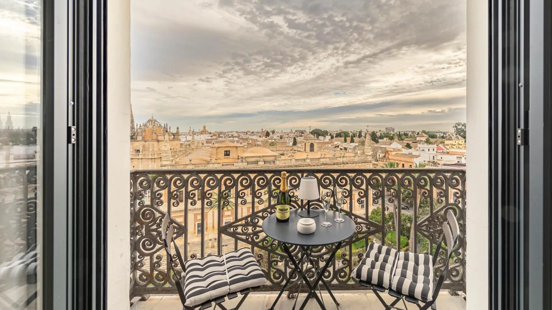 Isg Apartments The Most Exclusive Apartment In Sevillaparking 0*, Seville